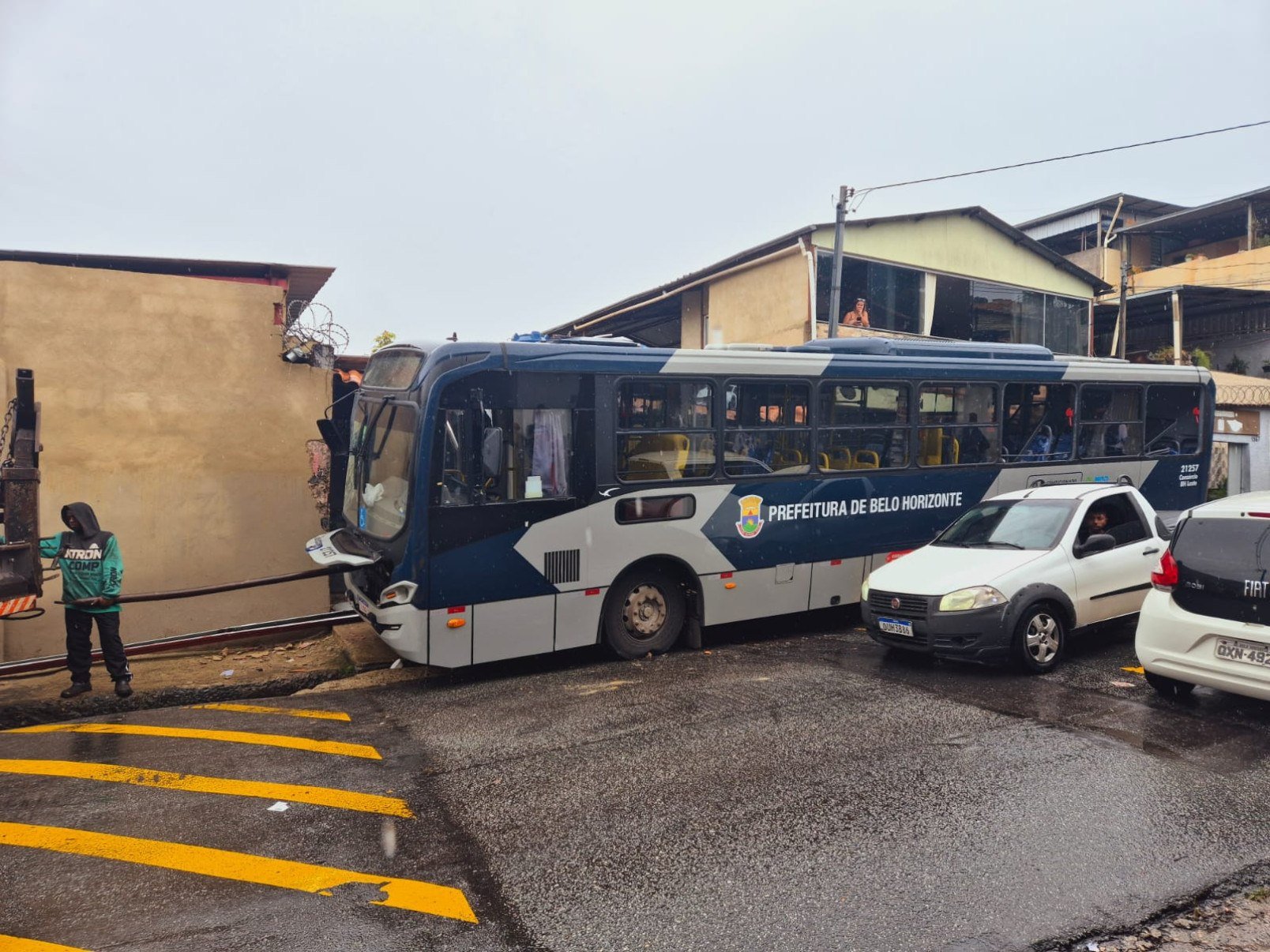 O motorista do ônibus perdeu o controle da direção no Bairro Alto Vera Cruz, na Região Leste de Belo Horizonte-Jair Amaral/EM/DA Press