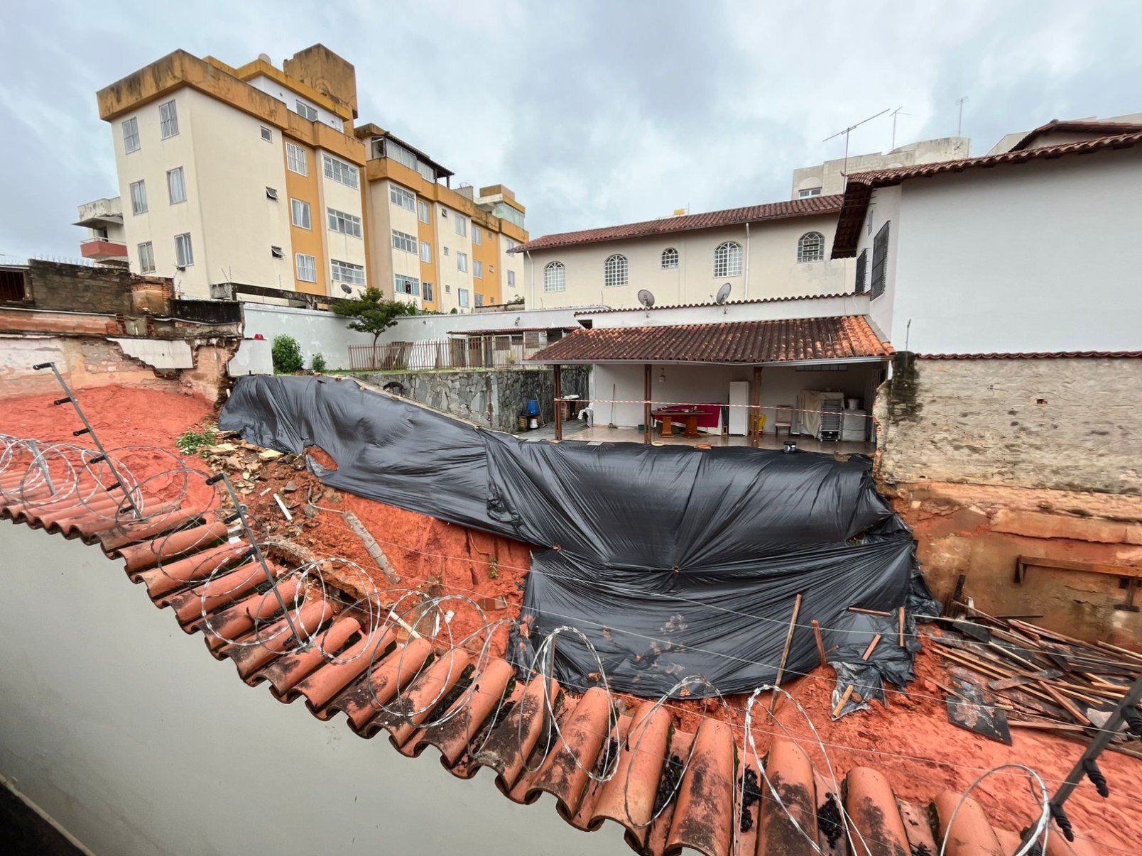 Muro caiu e provocou preju&iacute;zo a moradores do Bairro Sagrada Fam&iacute;lia-Giovanna de Souza/EM/D.A. Press