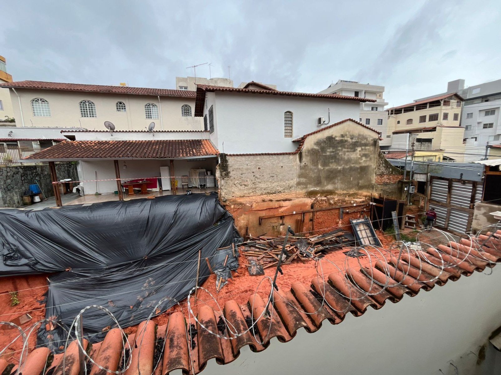 Muro caiu e provocou preju&iacute;zo a moradores do Bairro Sagrada Fam&iacute;lia-Giovanna de Souza/EM/D.A. Press
