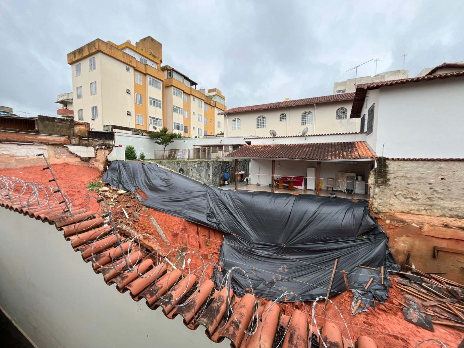 Muro caiu e provocou preju&iacute;zo a moradores do Bairro Sagrada Fam&iacute;lia-Giovanna de Souza/EM/D.A. Press