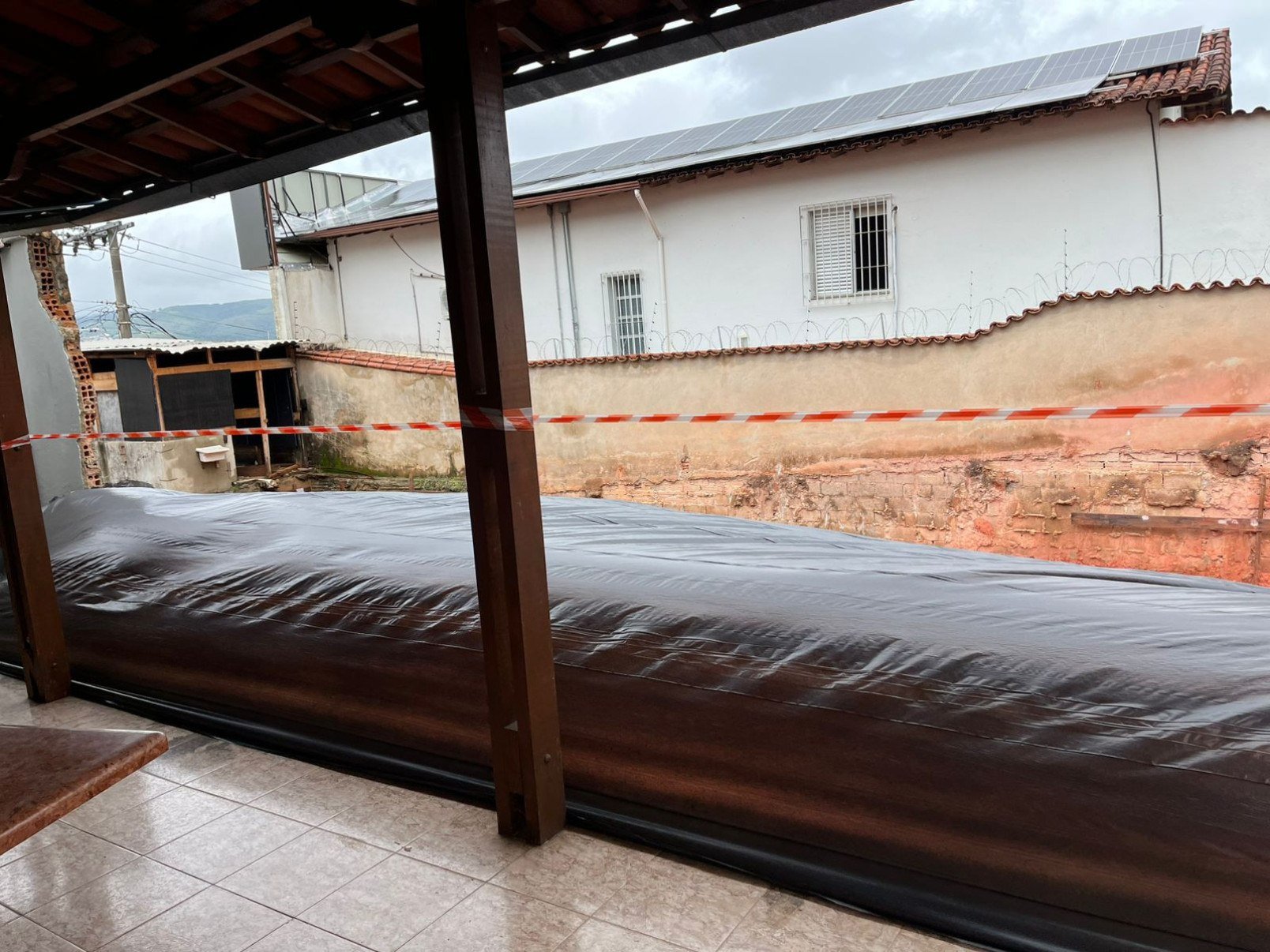 Muro caiu e provocou preju&iacute;zo a moradores do Bairro Sagrada Fam&iacute;lia-Giovanna de Souza/EM/D.A. Press
