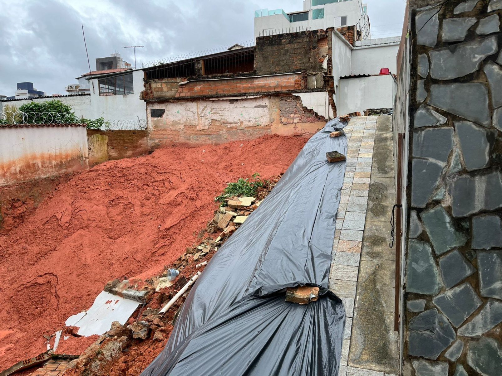 Muro caiu e provocou preju&iacute;zo a moradores do Bairro Sagrada Fam&iacute;lia-Giovanna de Souza/EM/D.A. Press