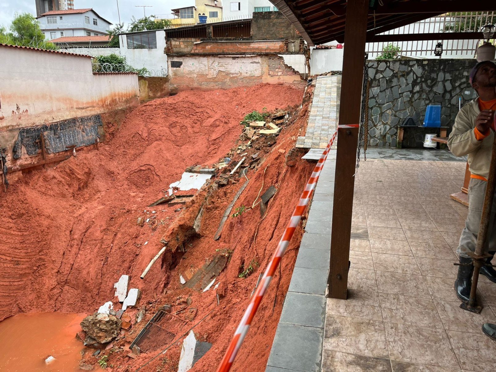 Muro caiu e provocou preju&iacute;zo a moradores do Bairro Sagrada Fam&iacute;lia-Giovanna de Souza/EM/D.A. Press