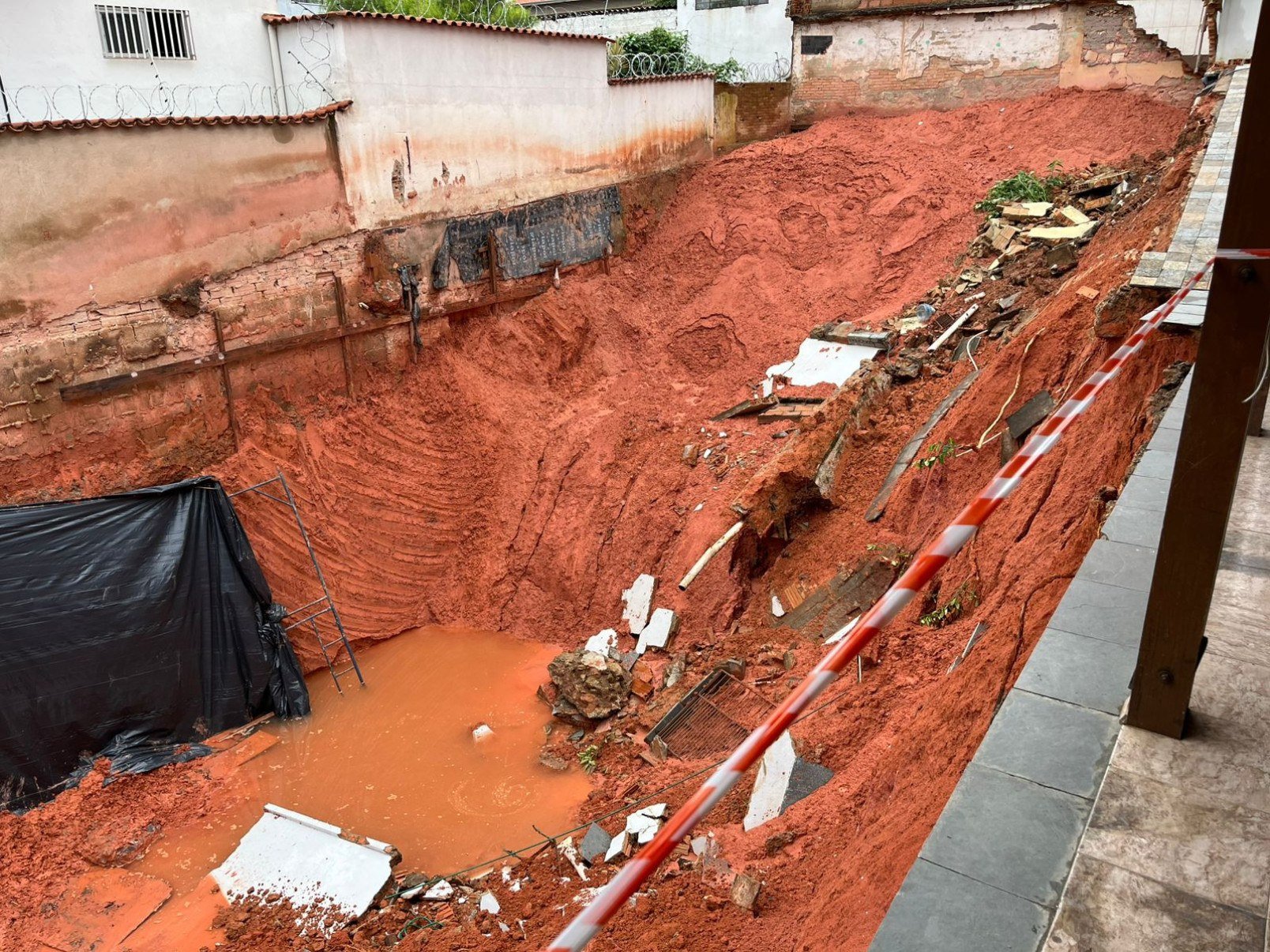 Muro caiu e provocou preju&iacute;zo a moradores do Bairro Sagrada Fam&iacute;lia-Giovanna de Souza/EM/D.A. Press