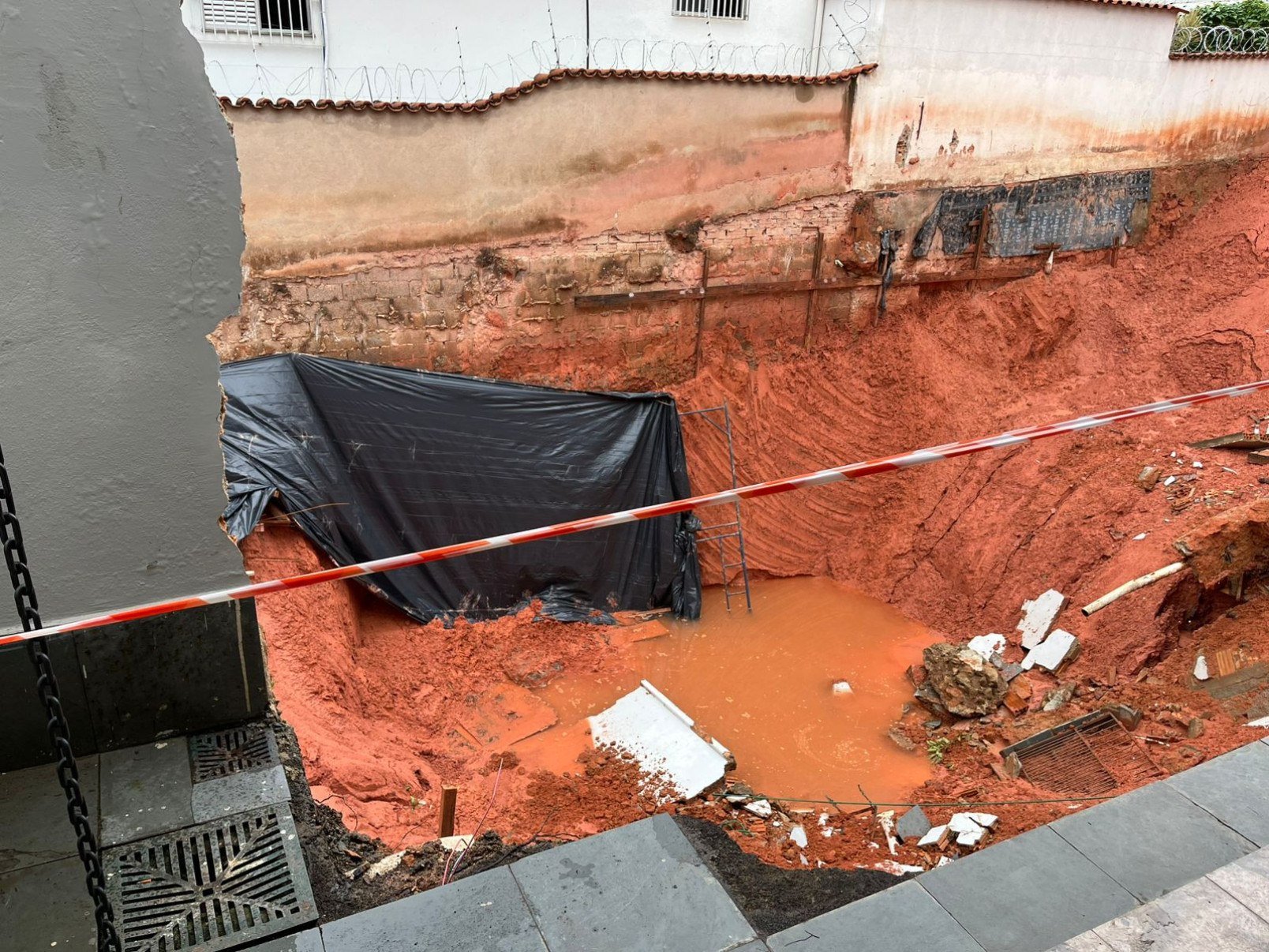 Muro caiu e provocou preju&iacute;zo a moradores do Bairro Sagrada Fam&iacute;lia-Giovanna de Souza/EM/D.A. Press