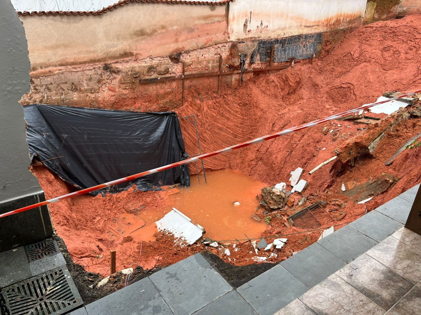 Muro caiu e provocou preju&iacute;zo a moradores do Bairro Sagrada Fam&iacute;lia-Giovanna de Souza/EM/D.A. Press