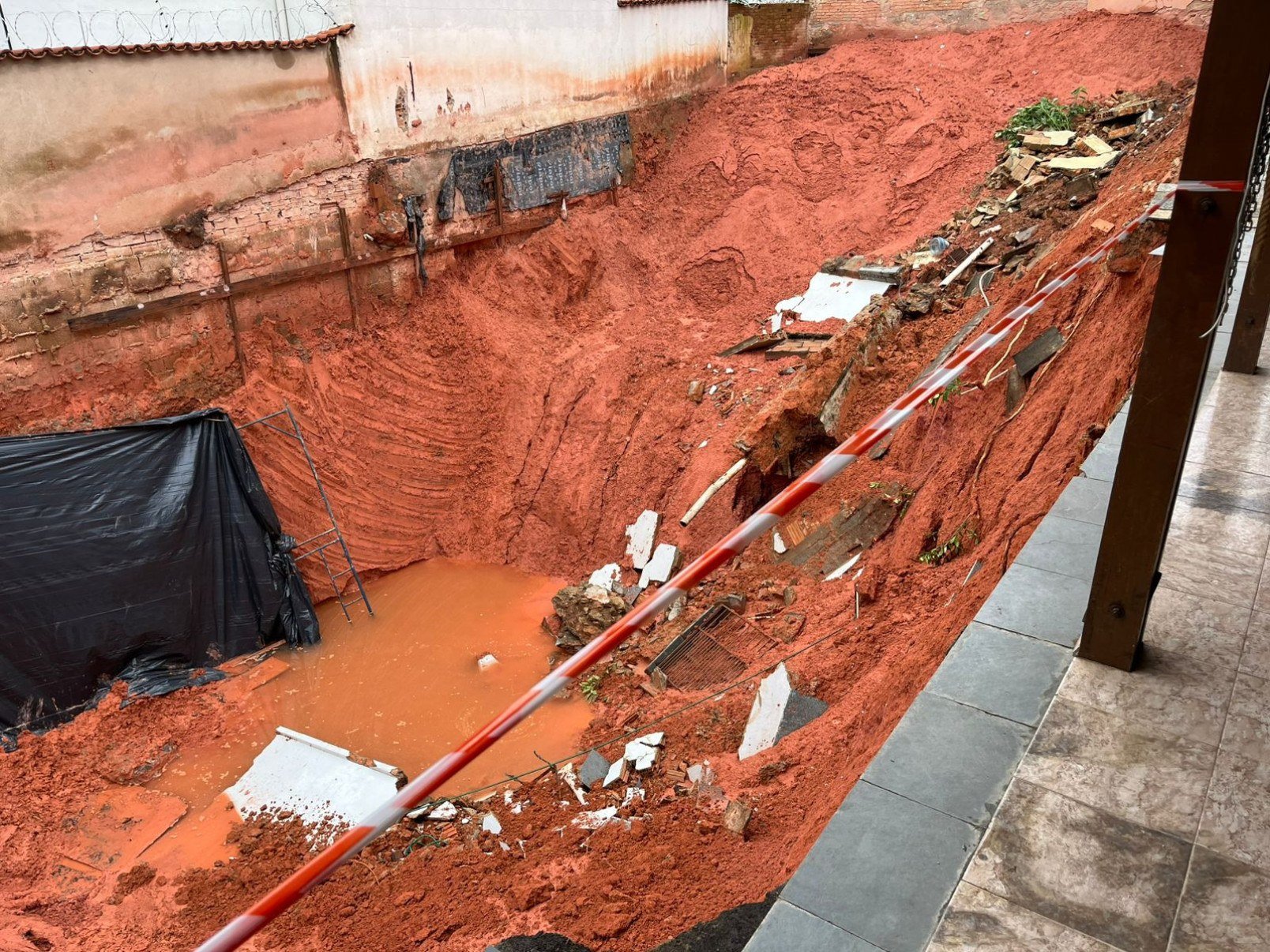 Muro caiu e provocou preju&iacute;zo a moradores do Bairro Sagrada Fam&iacute;lia-Giovanna de Souza/EM/D.A. Press