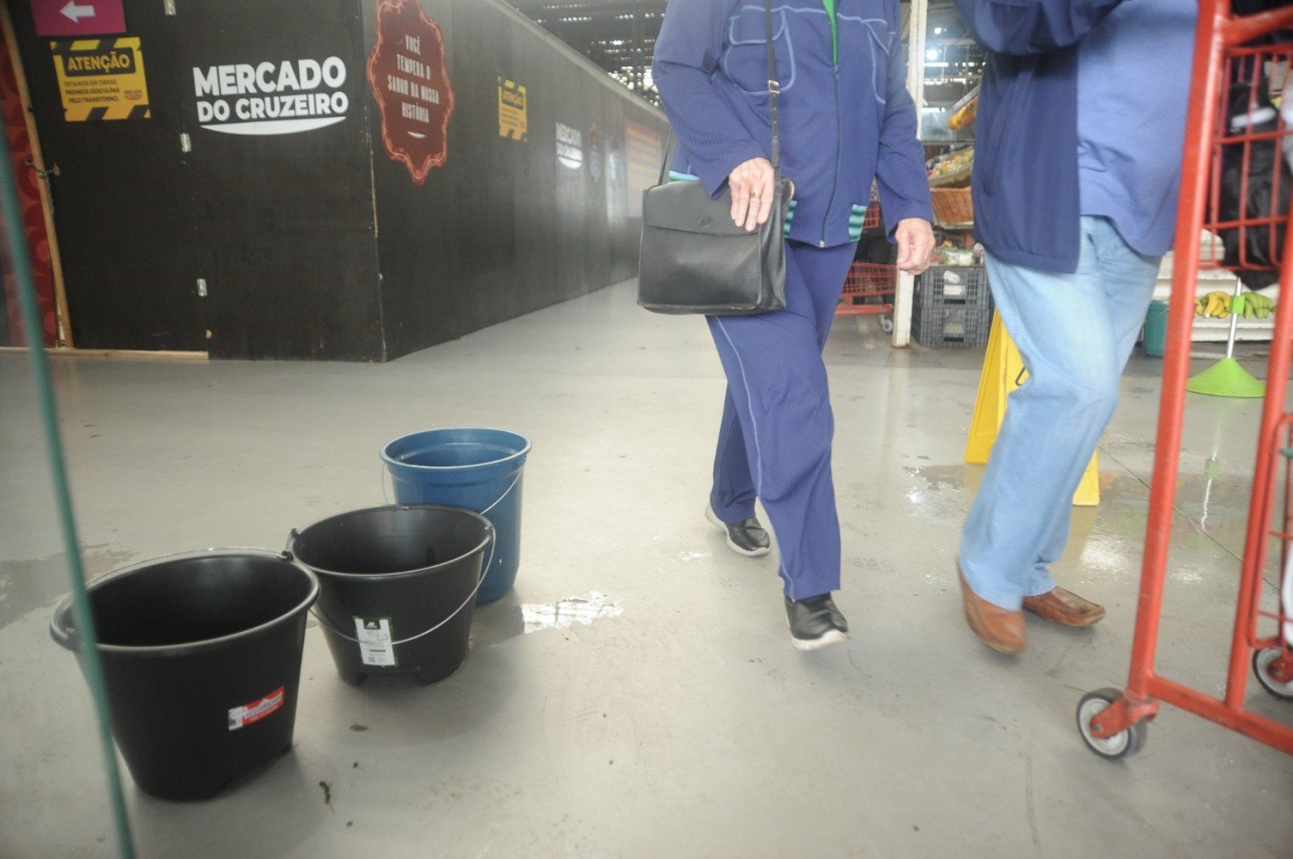 Os baldes nos corredores prejudicam a passagem dos clientes