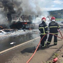 MG: batida entre carretas provoca explosão e deixa dois mortos na BR-365 - CBMMG / Divulgação