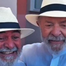 Lula brinca com teoria de que foi trocado por clone e posa ao lado de sósia