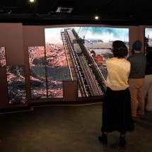 Visitantes assistem a video filmado no momento do desastre, parte do acervo do Memorial de Brumadinho, fundado no ano passado -  (crédito: Jair Amaral/EM/D.A Press)