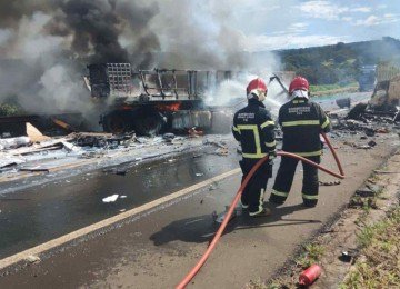 Carretas seguiam em direções opostas quando colidiram uma com a outra e com o impacto uma das cabines explodiu -  (crédito: CBMMG / Divulgação)