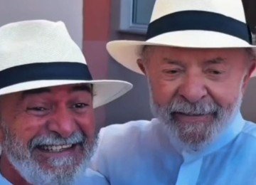 Presidente posa ao lado de seu sósia, conhecido como Lula de Arapiraca, em Alagoas -  (crédito: Ricardo Stuckert/PT)