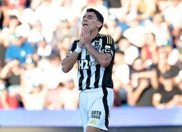 Uma das referências do Galo campeão do Brasileiro e da Copa do Brasil de 2021, Junior Alonso vive fase ruim e é questionado pela torcida -  (crédito: JUAN MABROMATA / AFP - 21/11/25)
