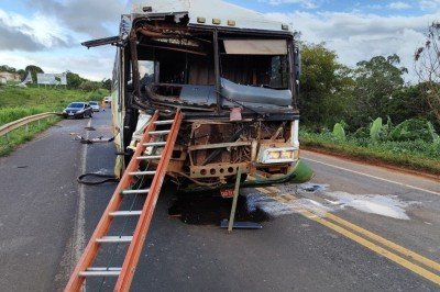 A frente do &ocirc;nibus ficou destru&iacute;da -  (crédito: CBMMG)