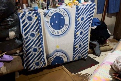 Moradores de Várzea da Palma perderam colchões e eletrodomésticos por causa de inundaçao. Cairam 110 milímetros de chuva no município em tres horas -  (crédito: Jakao da Rádio/divulgação)