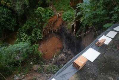 A área já apresentava instabilidade desde dezembro do ano passado, quando uma tubulação de água da chuva se rompeu nas proximidades -  (crédito: Tulio Santos/EM/D.A Press)