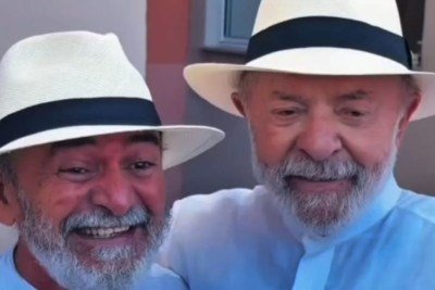 Presidente posa ao lado de seu sósia, conhecido como Lula de Arapiraca, em Alagoas -  (crédito: Ricardo Stuckert/PT)