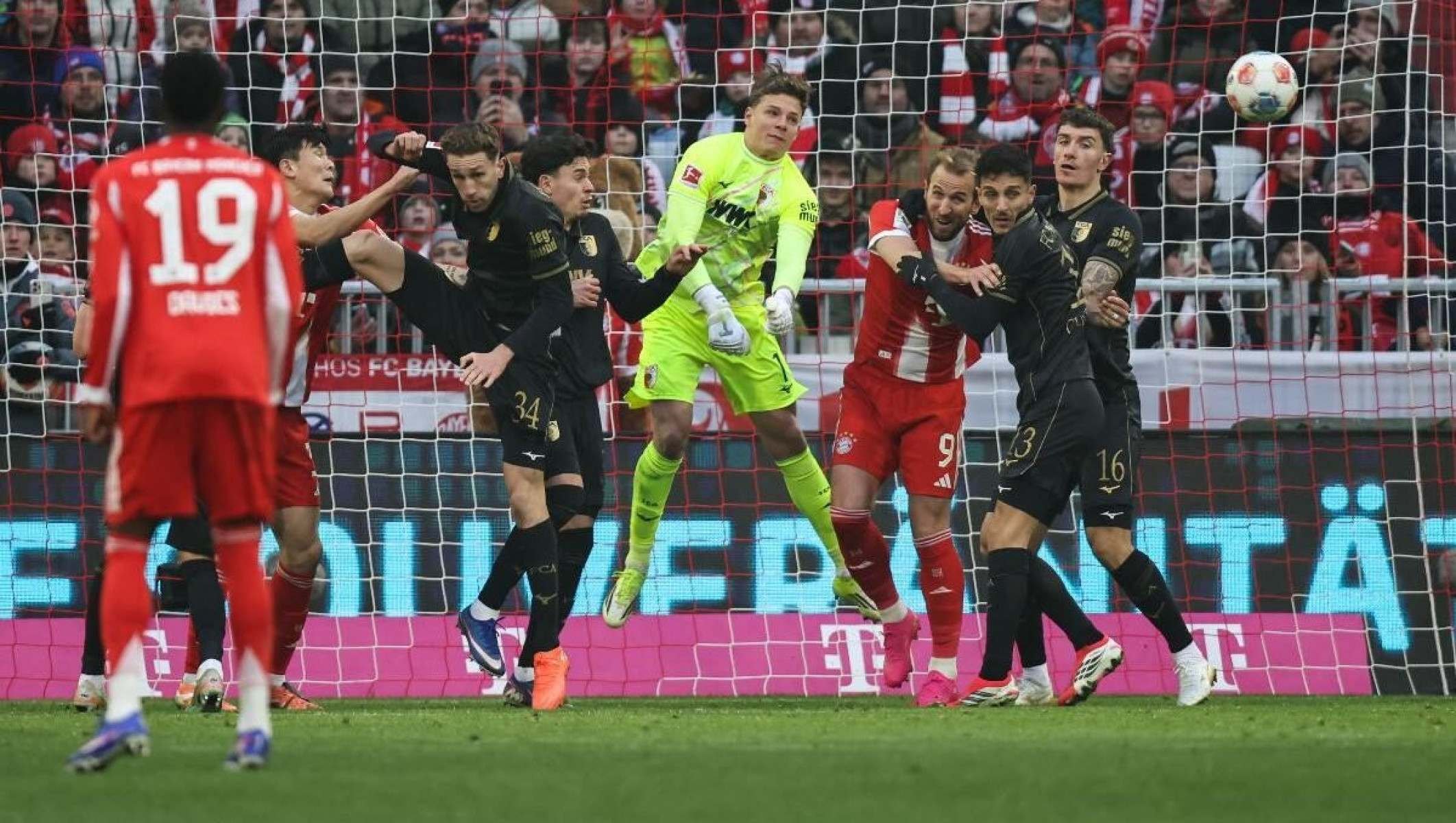 Bayern leva gol de zagueiro brasileiro e perde a primeira na Bundesliga
