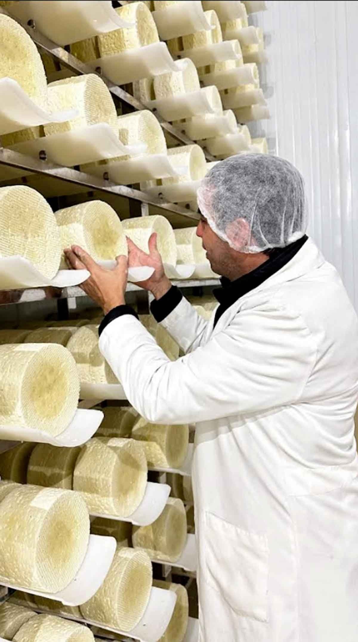 Anderson Pereira Maciel, gerente do S&iacute;tio Paiolzinho, v&ecirc; com preocupa&ccedil;&atilde;o a abertura comercial, pois acredita que vai entrar mais queijo europeu no Brasil do que vice-versa