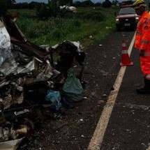 BR-365: batida entre carro e carreta mata três pessoas no Triângulo Mineiro - Corpo de Bombeiros/Divulgação