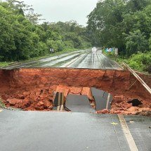 Excesso de chuva derruba ponte em rodovia mineira - CBMMG