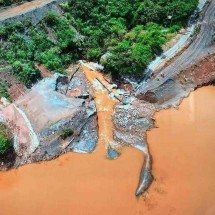 Prefeituras enviam equipes ao local do rompimento de estrutura da Vale - Reprodução 