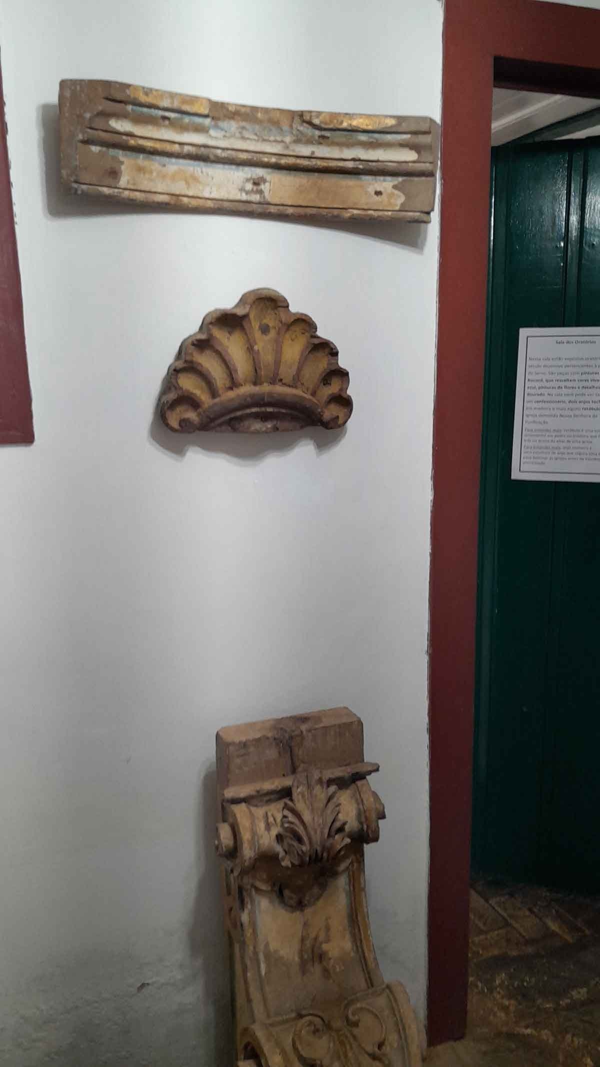 Algumas imagens e restos de madeira se encontram expostos em sala especial do Museu Regional Casa dos Ottoni, no Serro