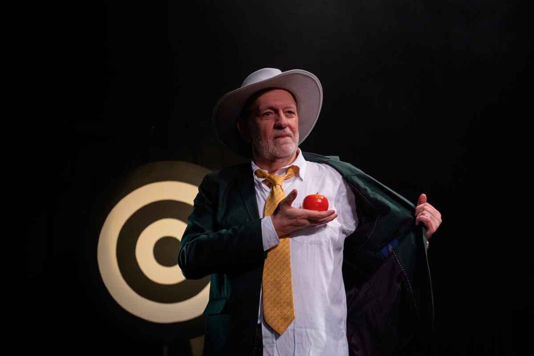 Al&eacute;m do cinema, Luciano Chirolli est&aacute; no espet&aacute;culo "Os vencedores", que terminou temporada em dezembro no Sesc, em S&atilde;o Paulo, e voltar&aacute; ao cartaz neste ano