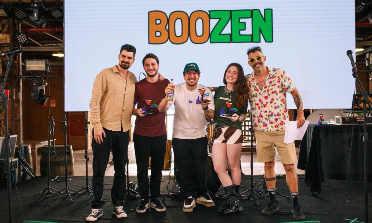 Daniel Josengler, H&eacute;lio Josengler e Veronica Palhares (todos da Manza) receberam as premia&ccedil;&otilde;es de Andr&eacute; Leonel (fundador do concurso) e Rafael Andrade (apresentador do concurso)