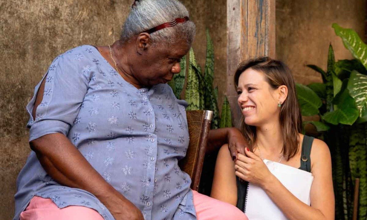 A escritora Concei&ccedil;&atilde;o Evaristo, sentada, conversa com a atriz Kelly Crifer, sentada ao seu lado, que sorri