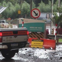 Veja imagens do extravasamento de água em mina da Vale, em Congonhas -  Edesio Ferreira/EM