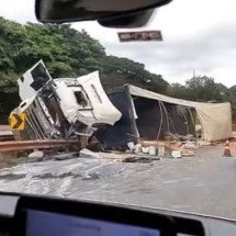 A faixa esquerda da pista sentido São Paulo está interditada -  (crédito: Reprodução/Redes Sociais)