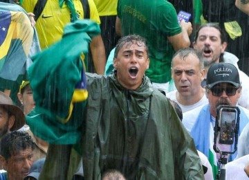 Chegada de Nikolas a Brasília foi marcada por fortes chuvas -  (crédito: Sergio LIMA / AFP)