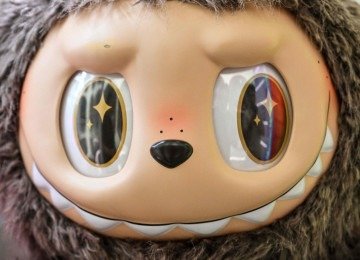 O boneco Labubu, que já foi febre, teve uma queda brusca de popularidade, conforme o mercado de art toys busca novas tendências -  (crédito: Hector RETAMAL / AFP)