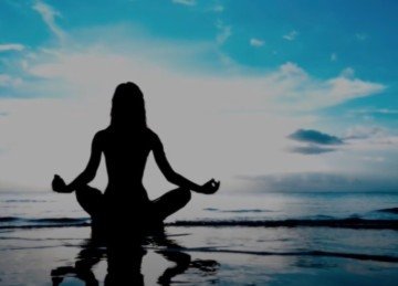 <p>Várias doenças dermatológicas têm origem no descontrole emocional. Por isso, tente conter a ansiedade e o nervosismo com atividades que ajudem a acalmar no dia a dia: exercícios físicos, música, meditação, leitura, etc.</p>
 -  (crédito: Youtube/ 
Zenws)