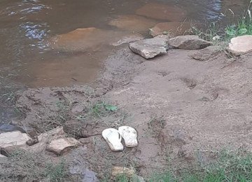 As sandálias da vítima foram encontrados no sábado, às margens do Rio Mosquito -  (crédito: CBMMG)