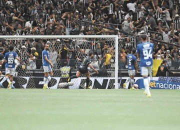 Galo melhorou sua posição na tabela ao vencer a Raposa, mas os dois grandes ainda correm risco de ficar de fora do mata-mata -  (crédito: Alexandre Guzanshe/EM/D.A. Press)