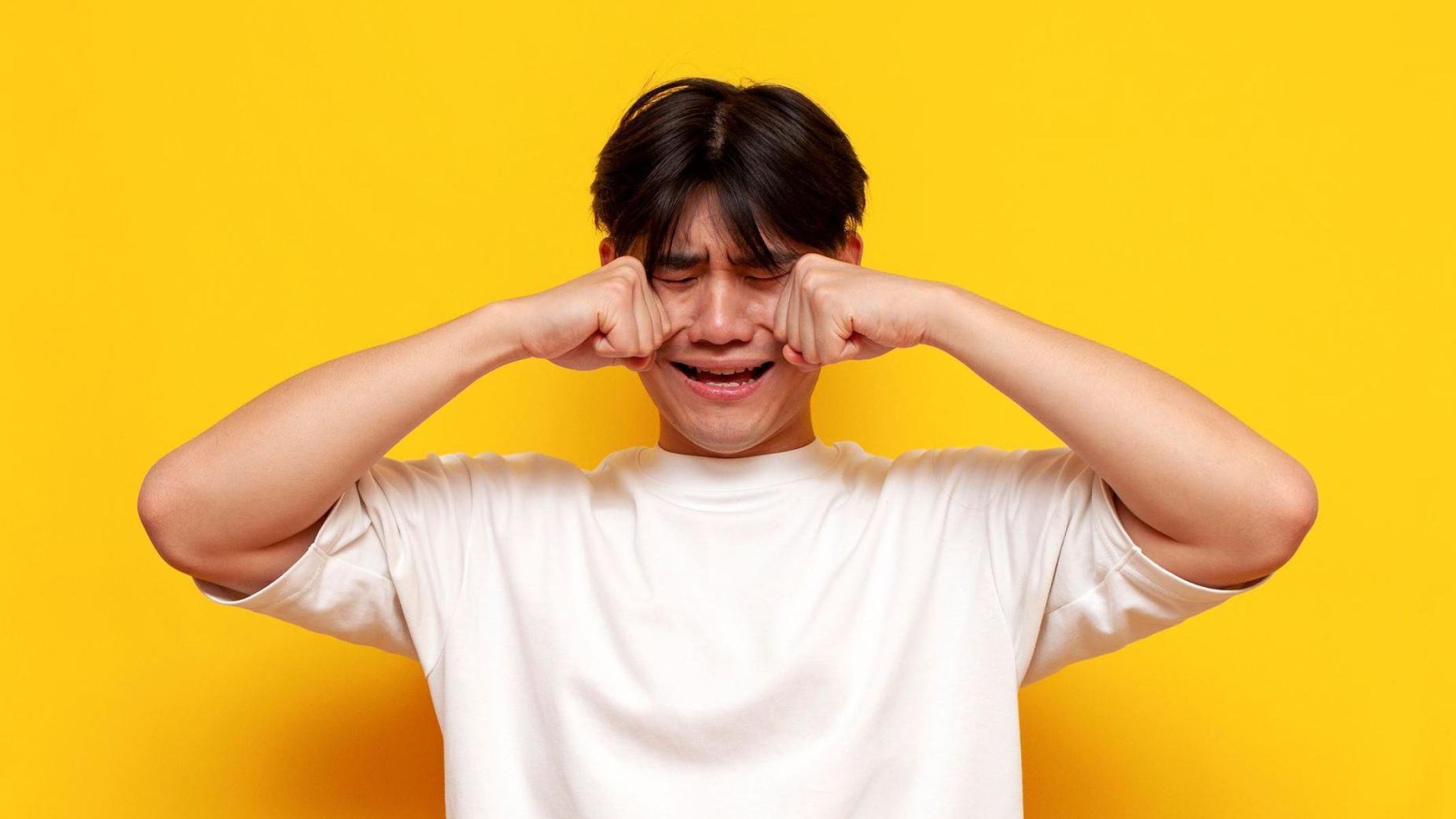 Há três tipos diferentes de lágrimas nos seres humanos: basais, reflexas e emocionais -  (crédito: janiecbros via Getty Images)