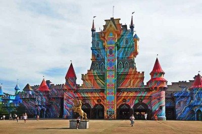 <p>A Travellers’ Choice Awards 2025, premiação organizada pela plataforma internacional de turismo Tripadvisor, elegeu o Beto Carrero World como o segundo melhor parque temático do mundo. Ficou atrás apenas do Ferrari World Yas Island, de Abu Dhabi, na categoria parques aquáticos e de diversões.</p>
 -  (crédito: HVL/Wikimédia Commons)