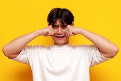 Há três tipos diferentes de lágrimas nos seres humanos: basais, reflexas e emocionais -  (crédito: janiecbros via Getty Images)