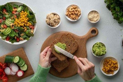 Yeshe Sander e seu mingau, coberto por sementes de chia, linhaça moída, leite vegetal, maçã, kiwi, sementes de abóbora, canela, nozes, manteiga de amendoim e um pouco de mel -  (crédito: Yeshe Sander)