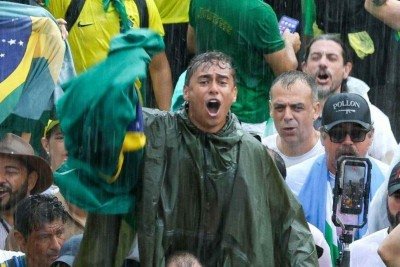 Chegada de Nikolas a Brasília foi marcada por fortes chuvas -  (crédito: Sergio LIMA / AFP)