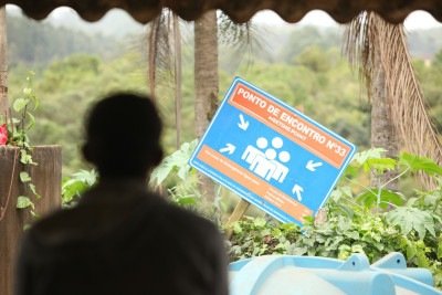 Rompimento de estrutura em barragem da Vale deixa moradores apreensivos. Na foto, moradores da comunidade do Mota, que n&atilde;o quiseram se identificar, por ter parentes que trabalham na empresa -  (crédito:  Edesio Ferreira/EM)