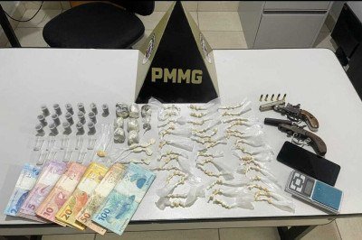 Crogas e dinheiro apreendidos na casa do menor foragido -  (crédito: PMMG)