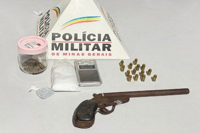 Arma apreendida e drogas apreendida com o suspeito de assassinato -  (crédito: PMMG)