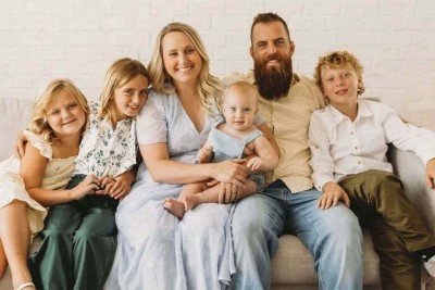 Kylie Grimes, marido e os quatro filhos -  (crédito: Acervo pessoal)