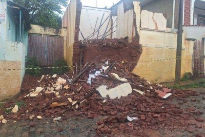 Chuva causa estragos em Elói Mendes (MG) -  (crédito: Divulgação/Defesa Civil)