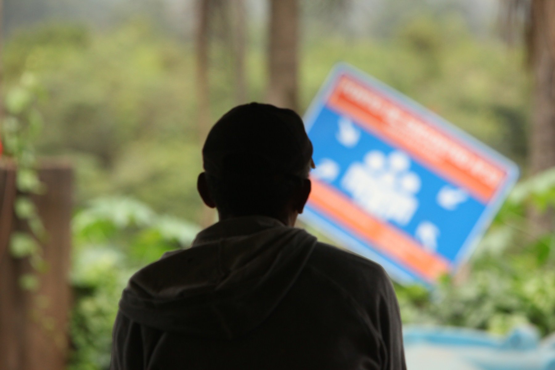 Rompimento de estrutura em barragem da Vale deixa moradores apreensivos. Na foto, moradores da comunidade do Mota, que n&atilde;o quiseram se identificar, por ter parentes que trabalham na empresa