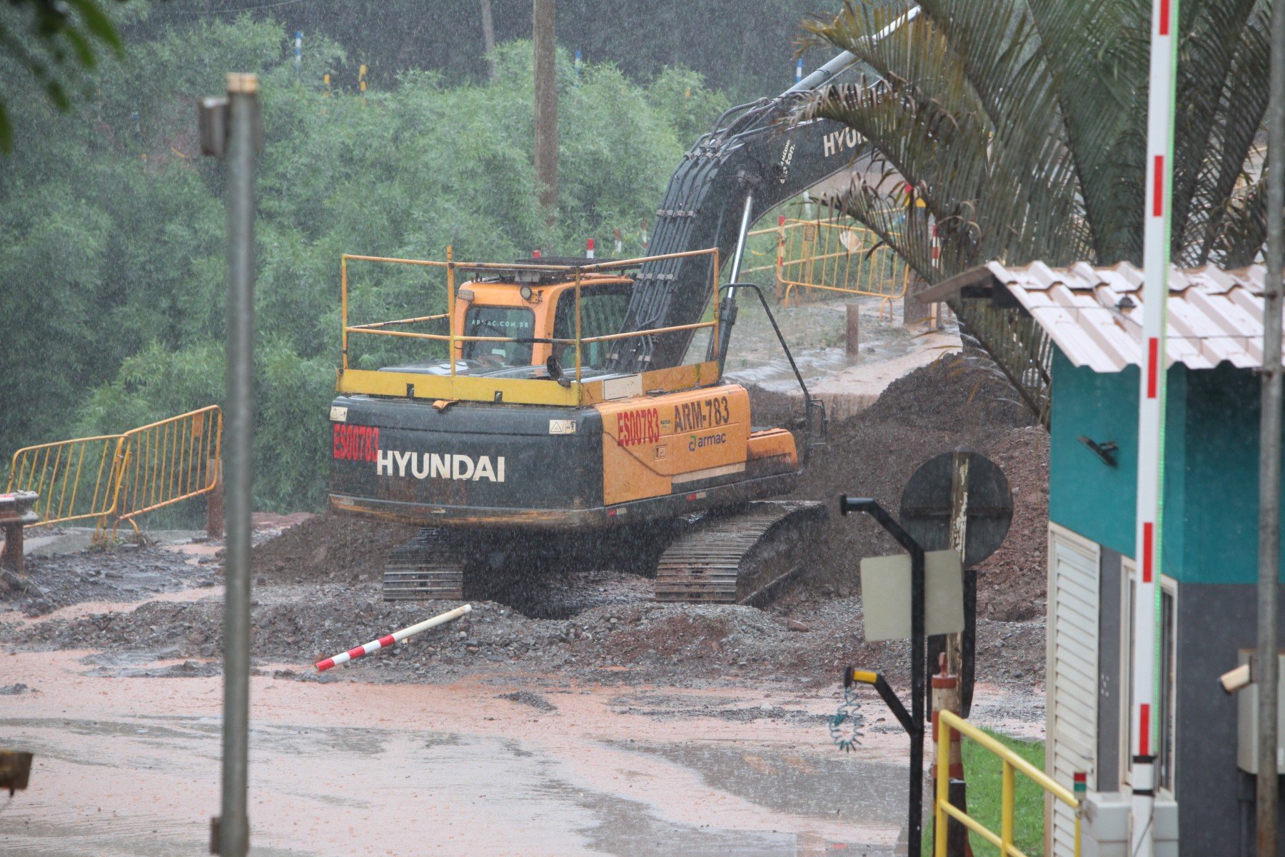 Rompimento de dique na barragem da Vale Mina da Viga.
      - Edesio Ferreira/EM